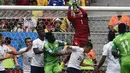 Salah satu aksi penyelamatan yang dilakukan penjaga gawang Timnas Perancis, Hugo Lloris (atas) saat berlaga kontra Nigeria di 16 besar Piala Dunia 2014, (30/6/2014). (REUTERS/Dylan Martinez)