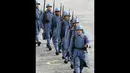 Berseragam ala tentara Perancis saat Perang Dunia I, sepasukan serdadu ikut ambil bagian dalam perayaan peringatan Bastile Days 2014 di jalan Champs Elysees, Paris, (14/7/2014). (REUTERS/Pascal Rossignol)