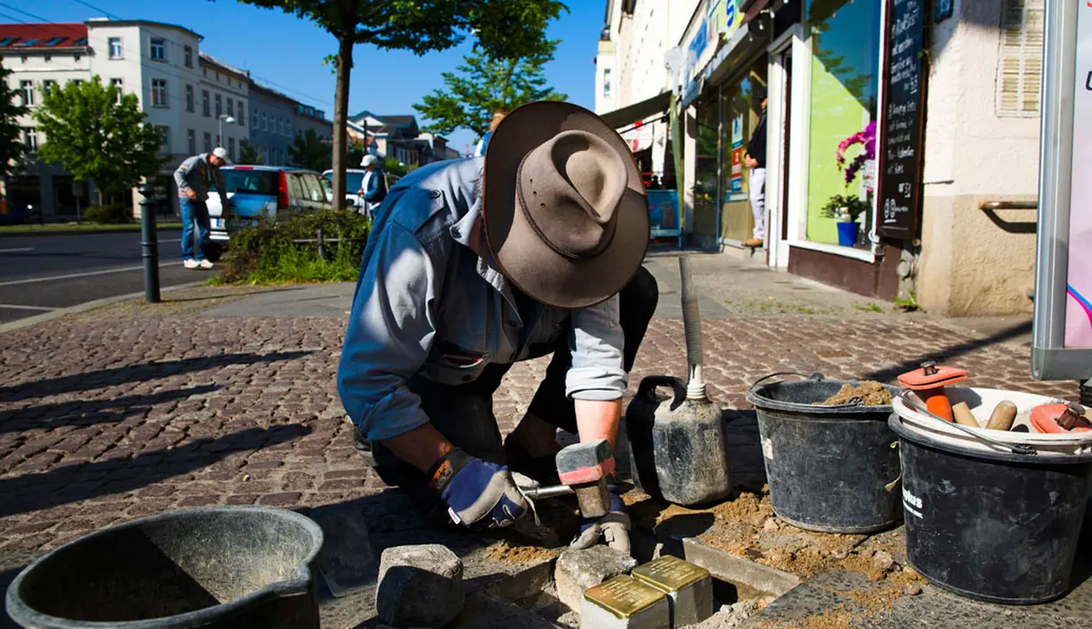 Monumen kecil yang diberi nama Stolpersteine itu diletakan di trotoar di luar bangunan perumahan yang ada di Berlin (25/4/2014). (REUTERS/Thomas Peter)