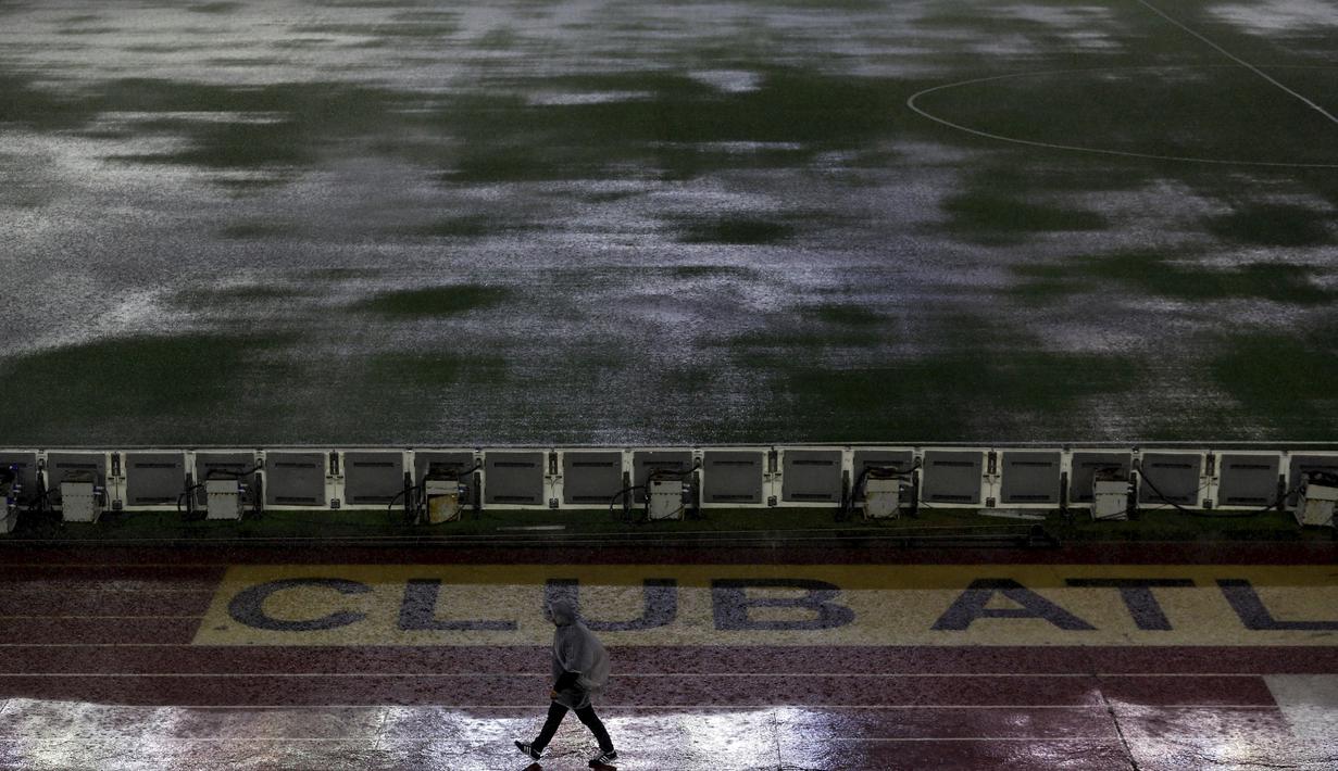 Lapangan Stadion Monumental, Buenos Aires, Argentina, yang banjir karena guyuran hujan deras membuat laga Kualifikasi Piala Dunia 2018 antara Argentina melawan Brasil terpaksa ditunda. Jumat (13/11/2015) WIB. (Reuters/Marcos Brindicci)