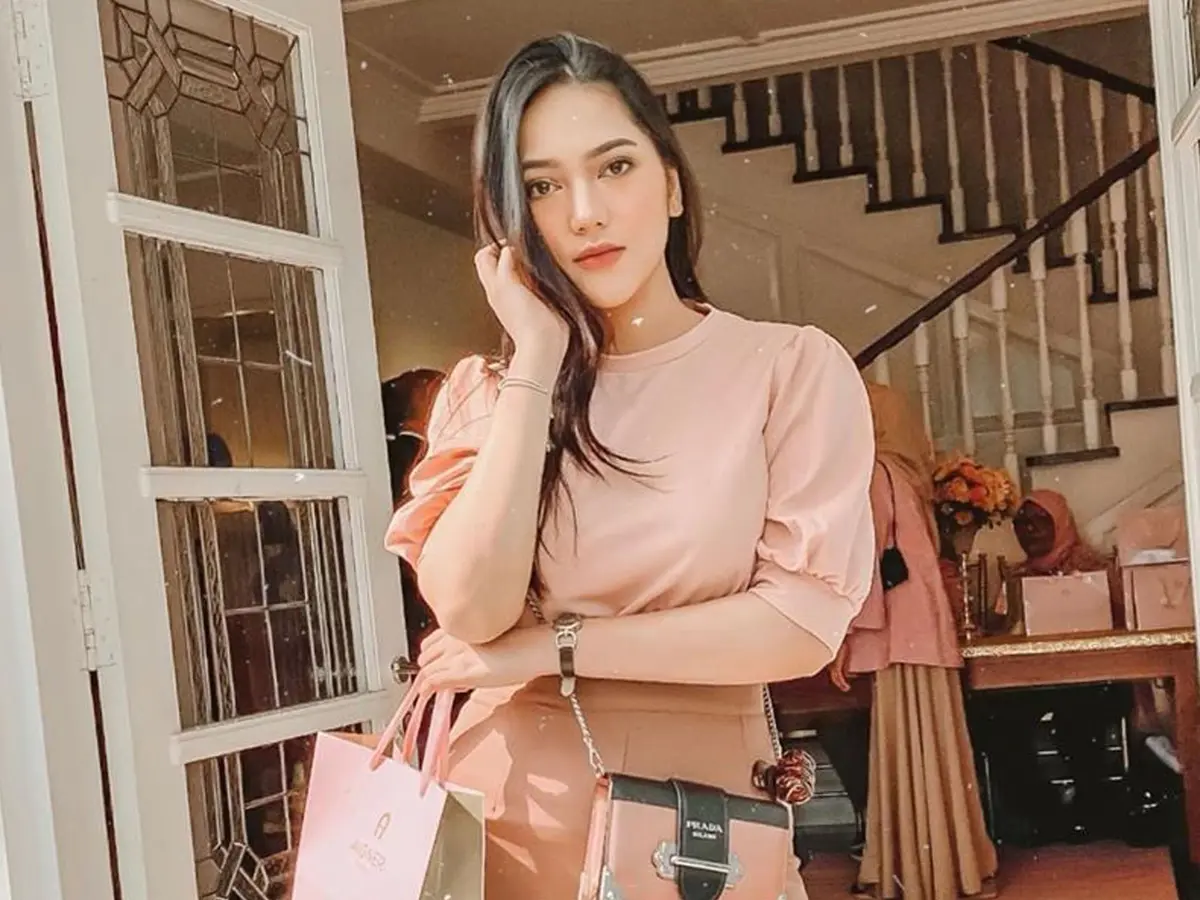FOTO: Gaya OOTD Selebgram Cantik Nabila Gardena, Modis dan Elegan - Photo Liputan6.com