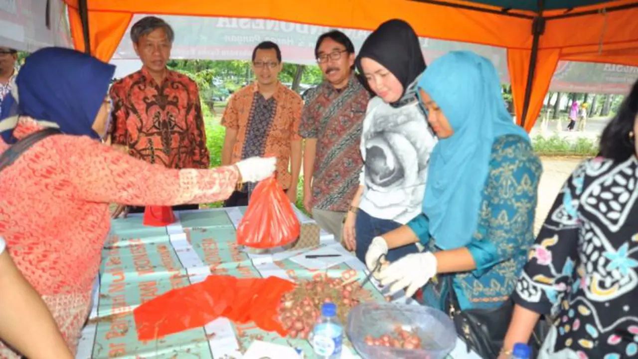 Kepala Badan Ketahanan Pangan Gardjita Budi (berkacamata) mengunjungi Pasar Murah di kantor pusat Kementerian Pertanian. 