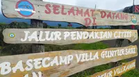 Salah satu papan petunjuk pintu masuk jalur pendakian Gunung Guntur, via Citiis blok Seureuh Jawa, Tarogong Kaler. (Liputan6.com/Jayadi Supriadin)