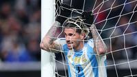 Ekspresi kecewa pemain Argentina, Rodrigo De Paul setelah gagal mencetak gol ke gawang El Savador pada laga FIFA Matchday yang berlangsung di Lincoln Financial Field, Philadelphia, Amerika Serikat, Sabtu (23/03/2024) WIB. La Albiceleste menang dengan skor 3-0. (AFP/Charly Triballeau)