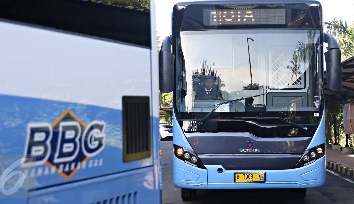 PT Transportasi Jakarta meluncurkan 600 unit bus baru single dan 51 unit bus baru gandeng di Jakarta, Senin (18/4). Peluncuran ini sebagai bagian dari upaya TransJakarta meningkatkan pelayanan terhadap penumpang. (Liputan6.com/Immanuel Antonius)
