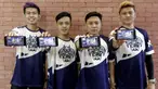 Tim e-Sports, WAW divisi PUBG, foto bersama saat mengunjungi Kantor KLY di Jakarta, Kamis (21/2). Dalam kunjungan itu tim milik Youtuber Reza Arap tersebut berbagi tips dan triks dalam bermain PUBG. (Bola.com/M. Iqbal Ichsan)