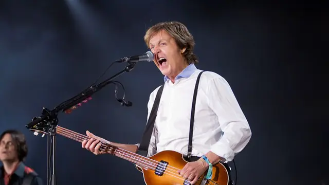 Meski umumnya gitaris dimainkan oleh orang bertangan `normal`, tak sedikit dari gitaris top dunia justru bertangan kidal. 