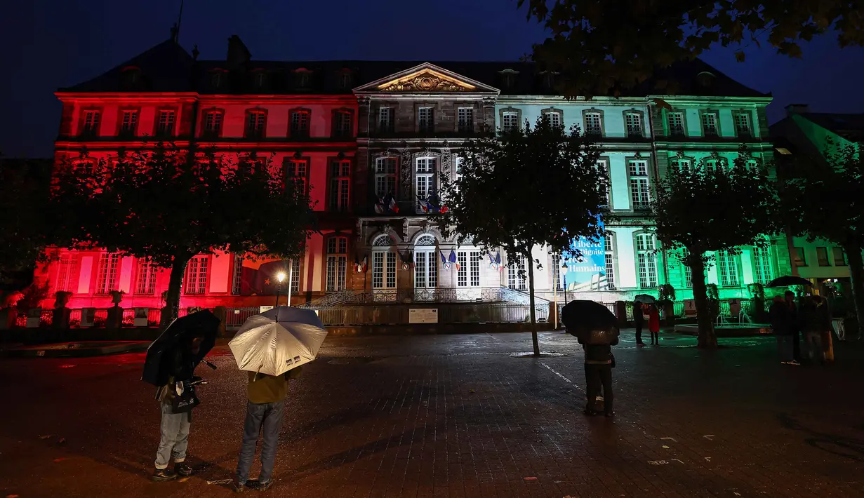 Sebuah foto menunjukkan balai kota Strasbourg yang diterangi dengan warna bendera Palestina di Strasbourg, Prancis timur, pada 22 September 2025. (FREDERICK FLORIN/AFP)