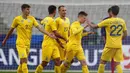 Para pemain Ukraina merayakan gol yang dicetak oleh Viktor Tsygankov ke gawang Prancis pada laga uji coba di Stade deFrance, Kamis (8/10/2020). Prancis menang dengan skor 7-1. (AP Photo/Francois Mori)