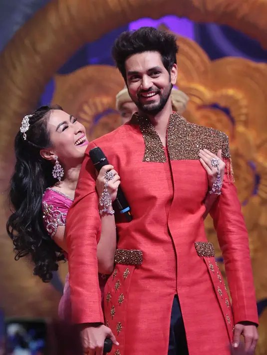 Shakti menceritakan cara yang dilakukannya demi tercipta chemistry yang kuat bersama Radhika di serial Ranveer dan Ishani. Menurutnya, ia sering menjalin komunikasi bersama Radhika, terlebih sebelum memulai adegan. (Deki Prayoga/Bintang.com)