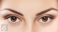 Berikut lima trik makeup yang dapat Anda lakukan untuk menutupi lingkaran hitam di bawah mata. (Foto: iStockphoto)