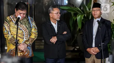 Ketua Umum Partai Golkar Airlangga Hartarto bersama Ketua Umum PAN Zulkifli Hasan dan Plt Ketua Umum PPP Mardiono memberikan keterangan pers terkait pertemuan Koalisi Indonesia Bersatu (KIB) yang diinisiasi Golkar, PAN, dan PPP, dikediaman Airlangga Hartarto di Widya Chandra, Jakarta, Kamis (27/4/2023). (Liputan6.com/Johan Tallo)