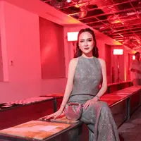 Shandy Aulia berada di barisan artis ternama yang curi perhatian saat hadiri show Sapto Djojokartiko [@shandyaulia]