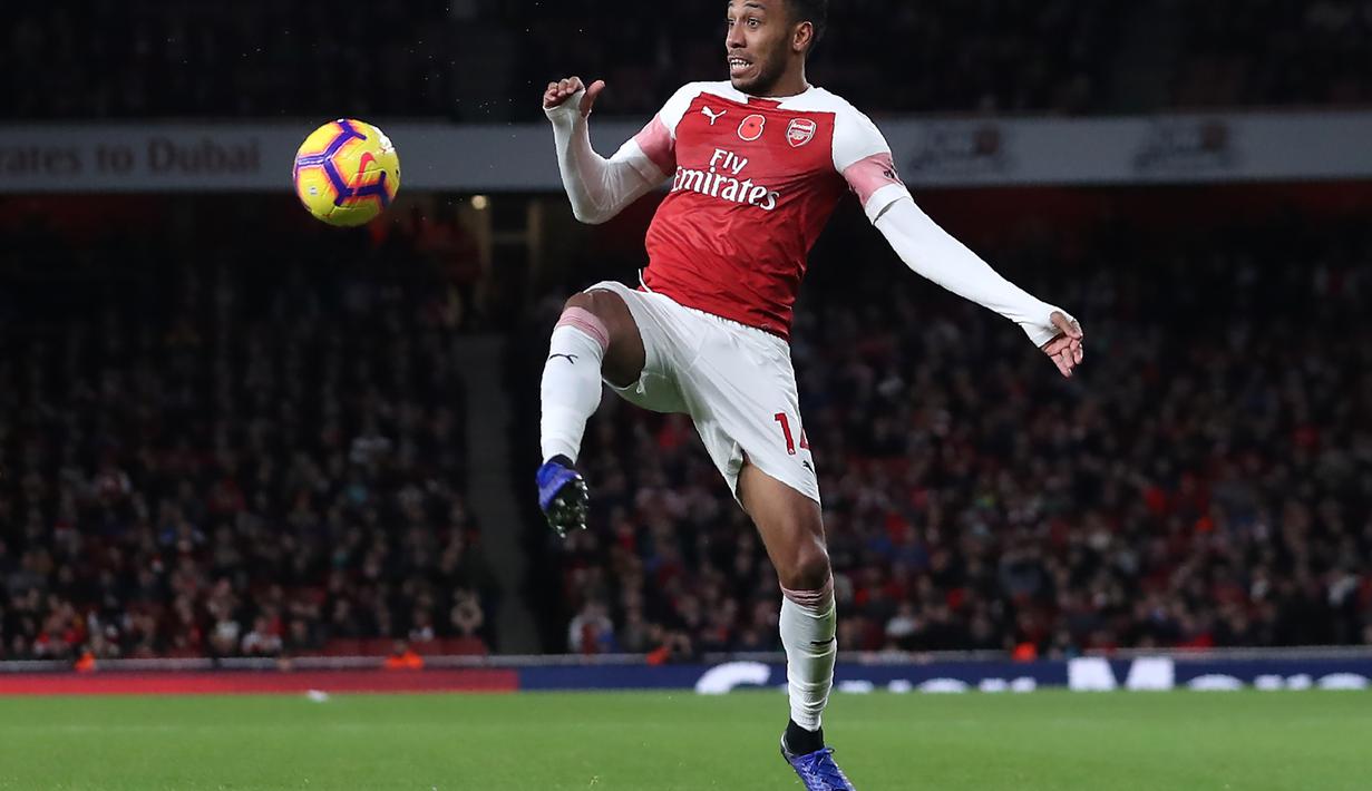 Aksi penyerang Arsenal, Aubameyang saat timnya meladeni perlawanan Wolverhampton pada laga lanjutan Premier League, yang berlangsung Minggu (11/11) di stadion Emirates. Arsenal ditahan imbang Wolverhampton 1-1. (AFP/Daniel Olivas)