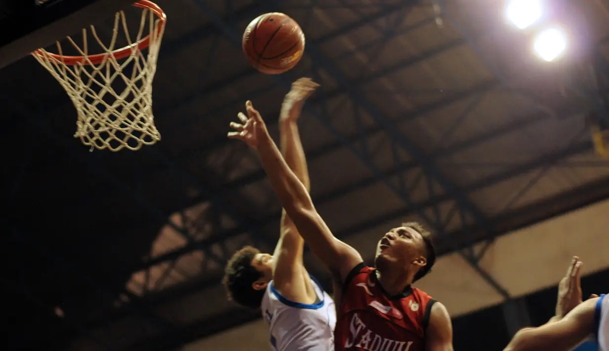 : Pebasket Stadium Jakarta, IGN Teguh Negara (kanan) berebut bola dengan pemain Satria Muda Britama Jakarta di laga NBL Championship 2015, Sabtu (2/5/2015). Satria Muda unggul tipis 61-59 atas Stadium Jakarta. (Liputan6.com/Helmi Fithriansyah)