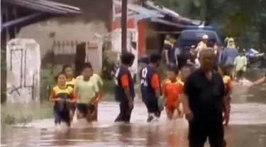 Para siswa harus naik perahu karet untuk bisa menyeberangi genangan air yang sudah mencapai ketinggian 70 cm.