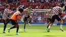 Pemain Manchester United, Cristiano Ronaldo (tengah) melakukan pemanasan sebelum laga pramusim Manchester United melawan Rayo Vallecao di Old Trafford, Minggu (31/07/2022). Laga berakhir dengan skor 1-1. (AFP/Nigel Roddis)