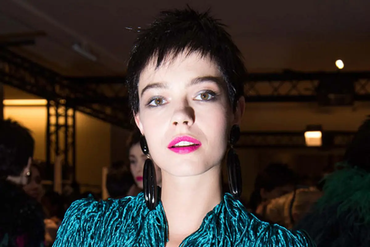Shocking Pink: Versi Baru Lipstik Merah (sabtu)