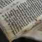 Codex ini berisi lengkap seluruh 24 kitab dari Hebrew Bible, meski kehilangan 12 halaman. Taurat dan Zabur juga termasuk di Codex ini. (AP Photo/Ariel Schalit)