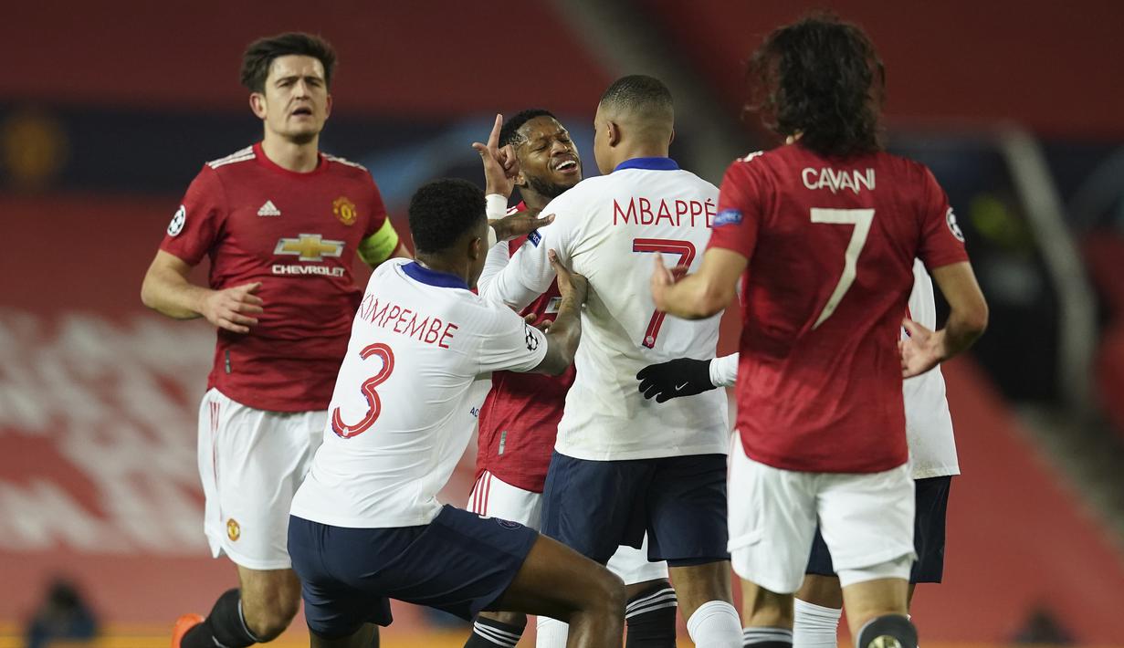 Gelandang Manchester United, Fred (tengah), terlibat pertengkaran dengan striker Paris Saint-Germain, Kylian Mbappe, dalam laga lanjutan Liga Champions 2020/21 Grup H di Old Tarfford Stadium, Manchester, Rabu (2/12/2020) waktu setempat. Manchester United kalah 1-3 dari PSG. (AP/Dave Thompson)