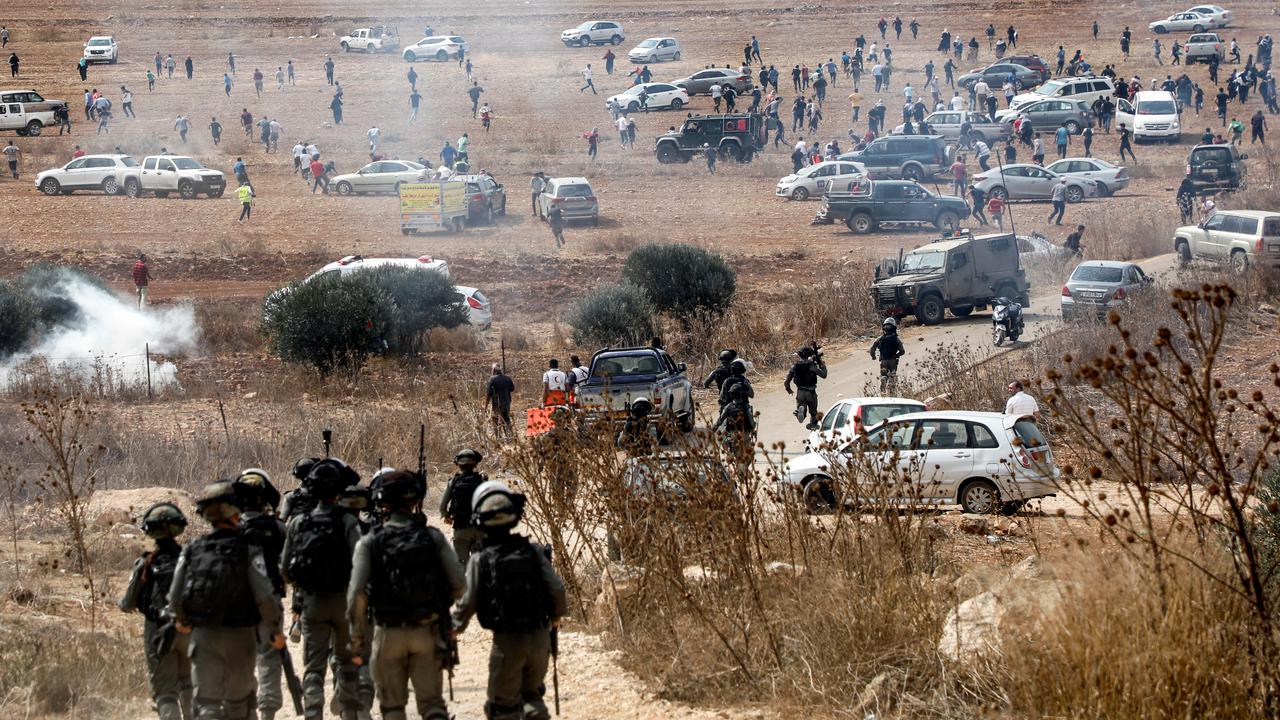 Bentrok Pengunjuk Rasa Palestina dengan Pasukan Israel di Ramallah