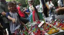 Seorang anak memilih mainan perahu klotok di kawasan Setu Babakan, Jakarta, Minggu (23/6/2019). Ribuan warga memadati kawasan Setu Babakan untuk berwisata dan menyaksikan beragam acara dalam rangka perayaan HUT ke-492 Jakarta. (Liputan6.com/Helmi Fithriansyah)