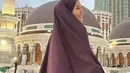 Dara Arafah tampil serba maroon mengenakan abaya dan khimar saat umrah di bulan Ramadan. [@daraarafah]