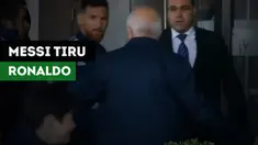 Berita video bintang Barcelona asal Argentina, Lionel Messi, melayani seorang fan cilik yang ditolak sekuriti di Montevideo, Uruguay. Aksinya ini mungkin hampir sama dengan yang pernah dilakukan bintang Real Madrid, Cristiano Ronaldo.