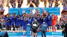 Para pemain Chelsea saat mengangkat trofi Premier League usai mengalahkan Sunderland 3-1 pada laga terakhir Premier League 2014-15 di Stamford Bridge, Minggu (24/5/2015). Chelsea memperoleh poin 87 di klasemen akhir Premier League. (Reuters/John Sibley)