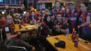 Fans Barca berfoto bersama saat nonton bareng final Liga Champions Juventus vs Barcelona, di Dock 88, La Piazza, Mall Kelapa Gading, Minggu (7/6/2015). (Liputan6.com/Herman Zakharia)