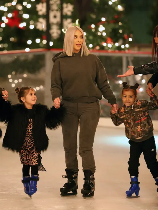 Dilansir dari HollywoodLife, Kim Kardashian bersama dengan Kourtney Kardashian pergi ke Thousand Oaks, Califoria untuk mengajari anak-anak main ice skating. (Brewer - Prahl - Splash News - HollywoodLife)