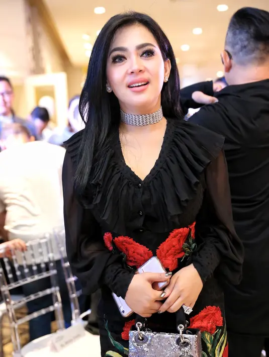 Bahkan, Syahrini mengaku kalau Paris Hilton suka dengan yang dikenakan. "Ya, dia sih maunya pakai ya aku pakai," ujar Syahrini. (Adrian Putra/Bintang.com)