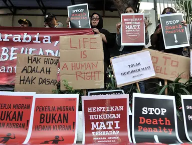 Pengunjuk rasa menggelar aksi solidaritas di depan Kedubes Arab Saudi, Jakarta, Selasa (20/3). Sejumlah organisasi masyarakat dan LSM menggelar aksi protes terkait eksekusi mati Tenaga Kerja Indonesia (TKI) Zaini Misrin. (Merdeka.com/Iqbal S. Nugroho)