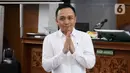 <p>Terdakwa kasus dugaan pembunuhan berencana Nofriansyah Yosua Hutabarat atau Brigadir J, Ricky Rizal memberi salama sebelum mengikuti sidang lanjutan di PN Jakarta Selatan, Jakarta, Selasa (31/1/2023). Sidang tersebut beragenda pembacaan duplik oleh penasihat hukum. (Liputan6.com/Herman Zakharia)</p>