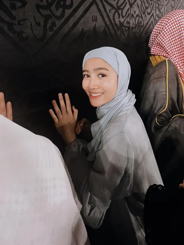8 Potret Febby Rastanty saat Umroh, Terharu Berhasil Sentuh Ka'bah