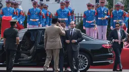 Menteri Pertahanan Republik Indonesia, Sjafrie Sjamsoeddin (tengah) menyambut kedatangan Menteri Pertahanan Qatar Sheikh Saoud bin Abdulrahman Al Thani sebelum pertemuan mereka di Kementerian Pertahanan, Jakarta, Selasa 2 Juni 2026. (BAY ISMOYO/AFP)