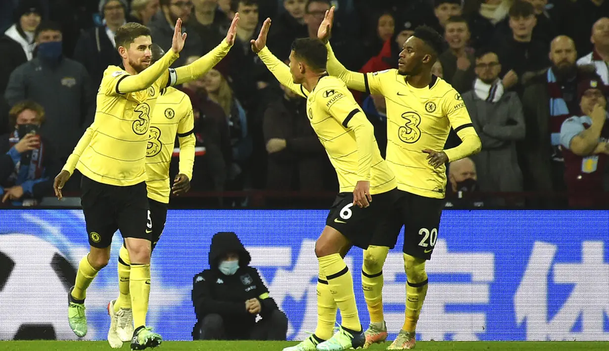Pemain Chelsea Jorginho (kiri) melakukan selebrasi usai mencetak gol ke gawang Aston Villa pada pertandingan sepak bola Liga Inggris di Villa Park, Birmingham, Inggris, Minggu (26/12/2021). Chelsea menang 3-1. (AP Photo/Rui Vieira)