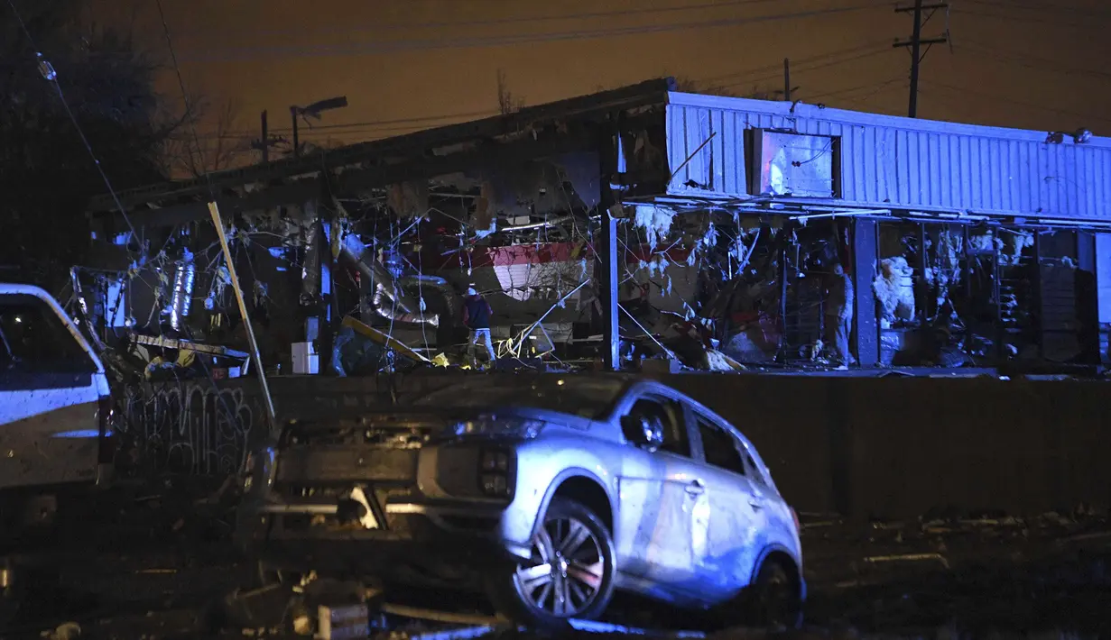 Orang-orang mengecek kerusakan sebuah bangunan setelah tornado menghantam kota Nashville, Selasa, (3/3/2020). Setidaknya delapan orang tewas ketika dua tornado mendarat di wilayah Tennessee tengah, dan merusak sekitar 40 bangunan di seluruh wilayah Nashville. (Courtney Pedroza/The Tennessean via AP)