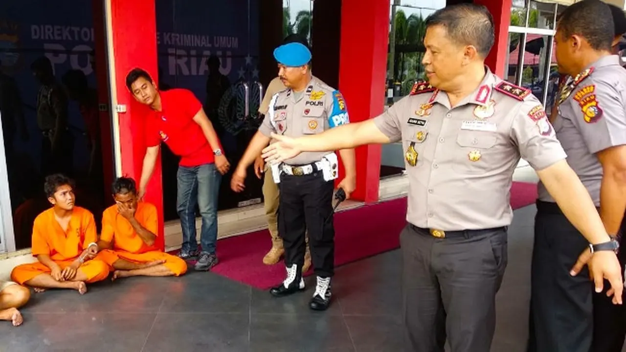 Dua tersangka perampasan HP dan pemaksa muda-mudi buat cabul di Mapolda Riau.