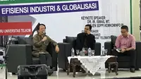 Johny Siswadi (kiri) saat diskusi seminar Peluang dan Tantangan Telekomunikasi Nasional dalam Era Efisiensi Industri dan Globalisasi di Telkom University, Bandung, Sabtu (22/10/2016). Liputan6.com/Muhammad Sufyan Abdurrahman