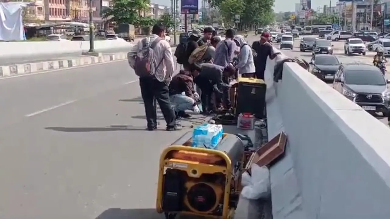 Petugas KPK dan ahli konstruksi memeriksa fisik Jembatan Fly Over SKA Pekanbaru karena masuk dalam pengusutan kasus korupsi.