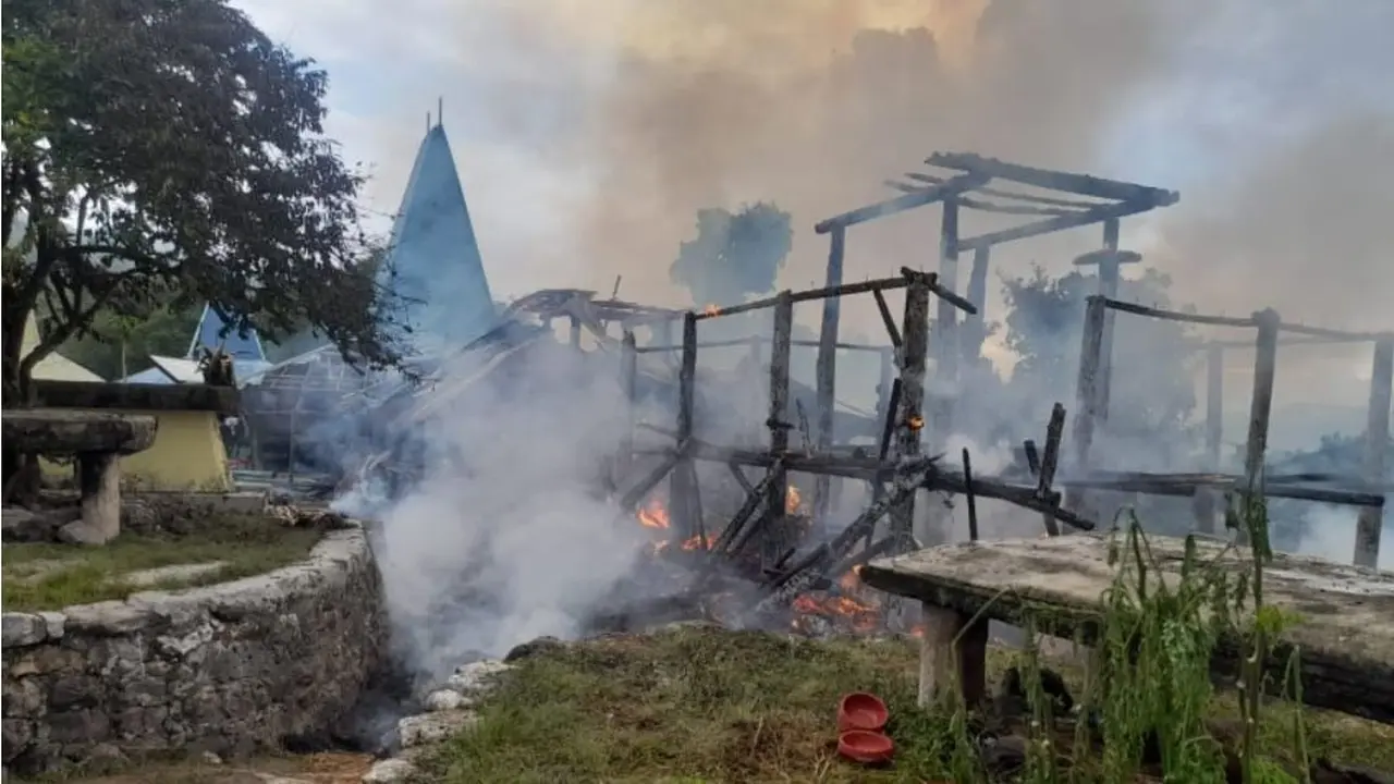 Rumah warga di kabupaten Sumba Barat, NTT yang Hangus terbakar tersambar petir (Liputan6.com/Ola Keda)
