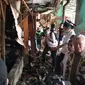 Menteri Perdagangan Enggartiasto Lukita meninjau area kios yang terbakar di Pasar Induk Kramat Jati Blok A, Jakarta Timur, Senin (12/6/2017). (Deny/Liputan6.com)