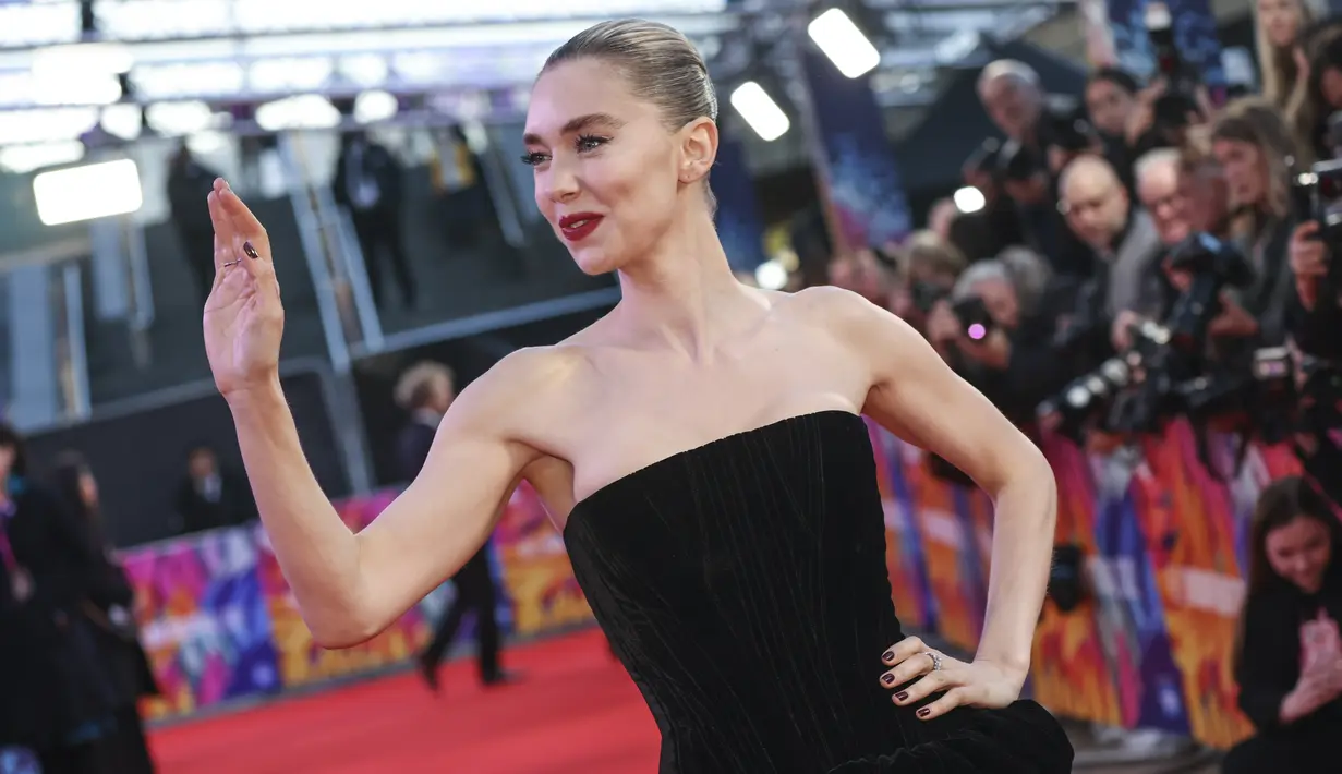 Vanessa Kirby melambaikan tangan saat berpose untuk fotografer saat tiba untuk pemutaran perdana film 'The Son' selama Festival Film London 2022 di London, Senin, 10 Oktober 2022. Aktris berusia 34 tahun itu tampil memesona dengan gaun berwarna hitam. (Photo by Vianney Le Caer/Invision/AP)