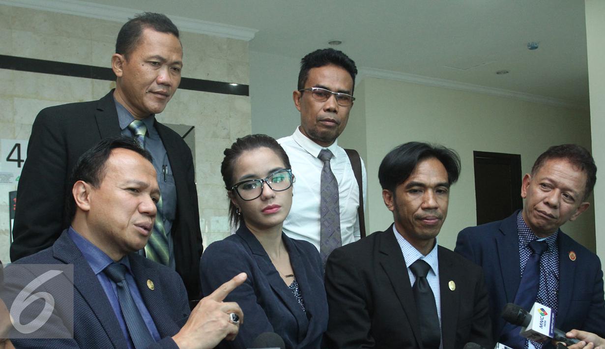 Ikuti Sidang Mediasi, Sheila Marcia Didampingi Teman ...