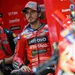 Pembalap Ducati Lenovo Team asal Italia, Francesco Bagnaia memperhatikan sebelum dimulainya sesi latihan kedua MotoGP Austria akhir pekan di arena balap Red Bull Ring di Spielberg, Austria, 16 Agustus 2024. (Jure Makovec/AFP)