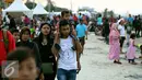 Sejumlah keluarga beserta anak-anaknya memadati kawasan pantai Ancol untuk menunggu pergantian tahun baru, Jakarta, Sabtu (31/12). (Liputan6.com/Angga Yuniar