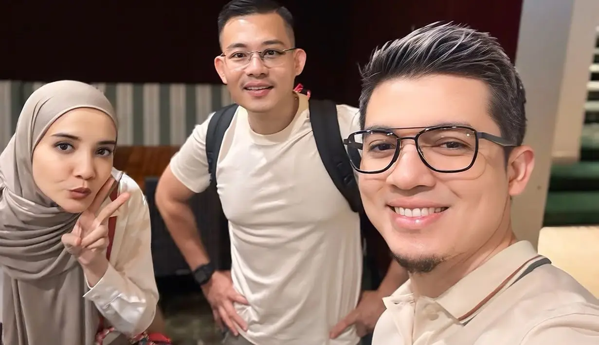 Dalam unggahan foto di Instagram, Zaskia Sungkar dan Irwansyah juga mengabadikan momen bertemu kawan. Lebih lanjut, Zaskia mengungkapkan kekagumannya terhadap akting Acha Septriasa, Vino G Bastian dan lainnya di film tersebut. (Liputan6.com/IG/@zaskiasungkar15)