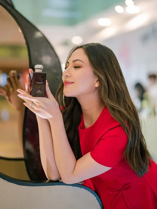 Pesona Jessica Mila dengan outfit berwarna merah dan rambut panjangnya yang dibiarkan tergerai. Jessica Mila tampil flawless bahkan tanpa makeup berlebihan. [Foto: Instagram/jscmila]