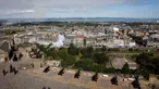 Resimen Artileri Kerajaan ke-105 menembakkan meriam untuk menandari proklamasi Raja Charles III di Kastil Edinburgh, Edinburgh, Skotlandia, Sabtu (10/9/2022). Tembakan meriam itu sesuai instruksi yang sebelumnya diumumkan pada acara proklamasi di St. James Palace, London. (Odd ANDERSEN/AFP)